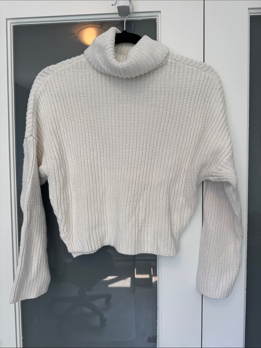 Abercrombie & Fitch White Cropped Ribbed Turtleneck Sweater